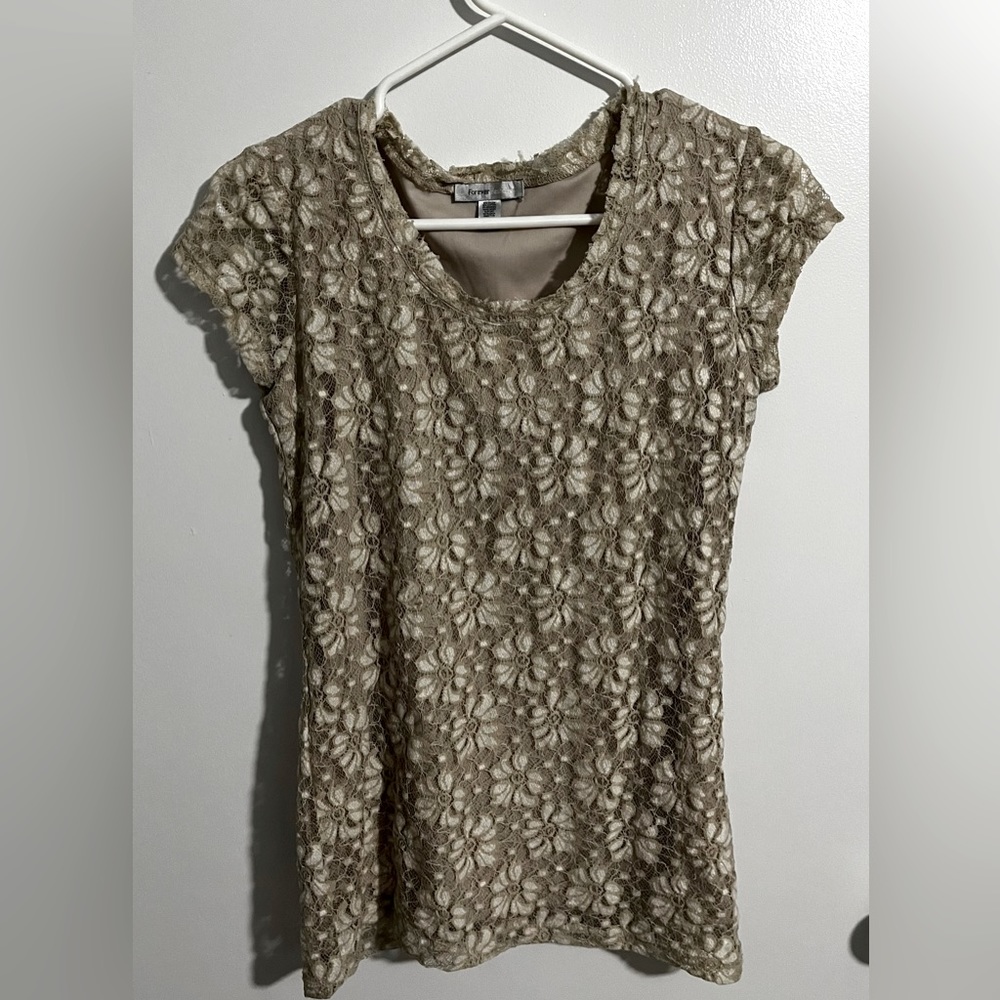 Forever fashion. Lace tee. Beige. Size small.